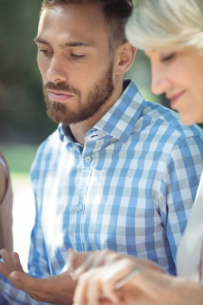 Pareja interactuando mientras come — Foto de Stock