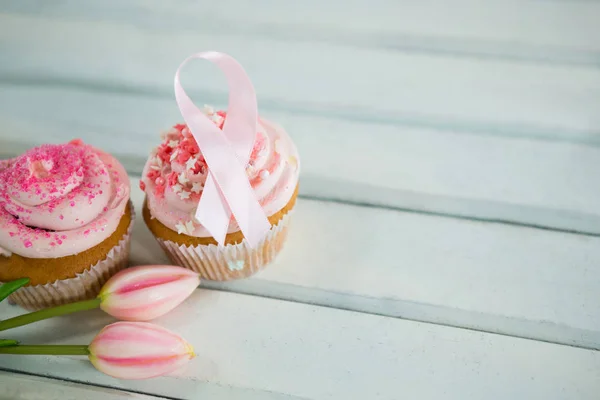 Conciencia del cáncer de mama cintas de color rosa en cupcakes — Foto de Stock
