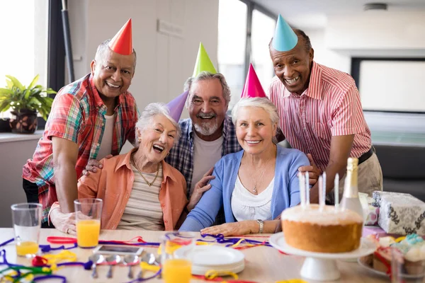 Personnes âgées portant des chapeaux de fête célébrant anniversaire — Photo