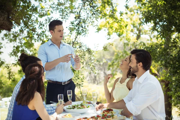 Groupe d'amis toasting champagne glasses — Photo