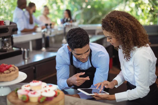 Male waiter and female waitress with tablet — Stock Photo, Image