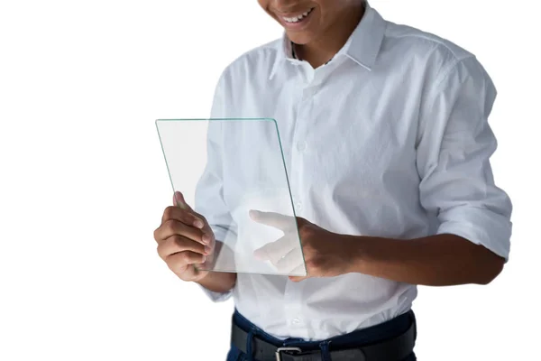 Dospívající chlapec pomocí skleněné digitální tabletu — Stock fotografie