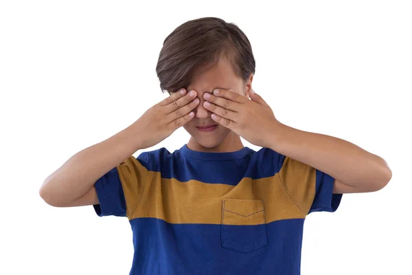 Leuke jongen die betrekking hebben op zijn ogen — Stockfoto