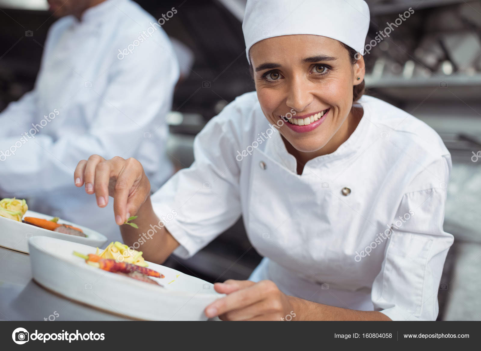 chef cibo in cucina al ristorante per guarnire — Foto Stock ... chef cibo in cucina al ristorante per guarnire — Foto Stock ...