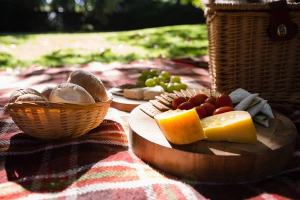 Pan, queso, galletas en la manta de picnic — Foto de Stock