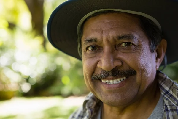 Hombre mayor en el parque — Foto de Stock