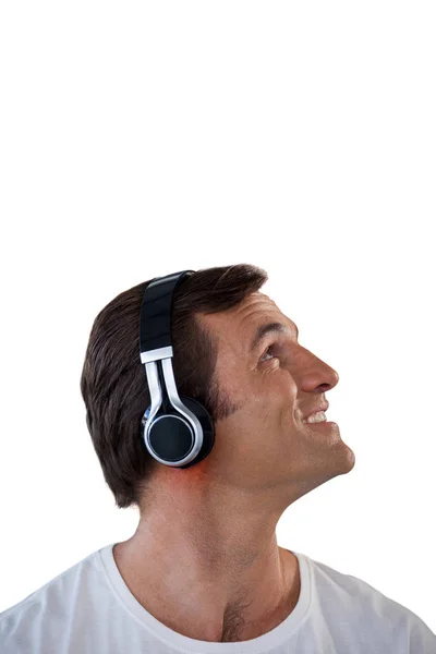 Close-up de homem maduro usando fones de ouvido olhando para cima — Fotografia de Stock