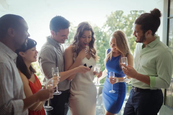 Man indienende vrouw met verlovingsring — Stockfoto