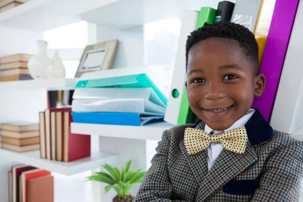 Niño sonriente imitando como hombre de negocios — Foto de Stock