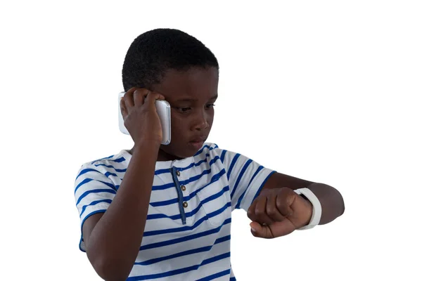 Jongen aan het praten op mobiele telefoon — Stockfoto