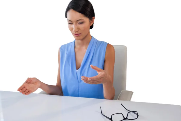 Empresária gesticulando enquanto sentado à mesa — Fotografia de Stock