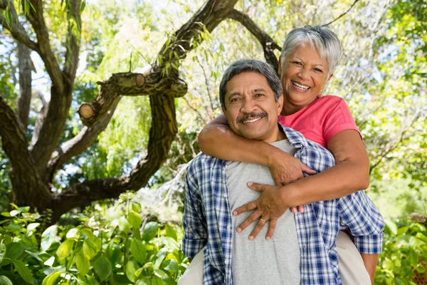 Senior mannen att ge grisen påse till kvinna — Stockfoto