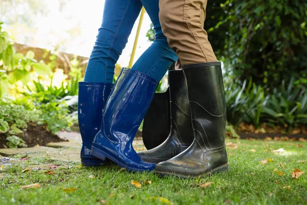 Couple standing with gardening rake — Stock Photo, Image