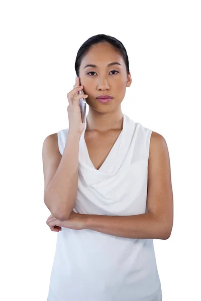 Retrato de mujer de negocios usando teléfono móvil — Foto de Stock