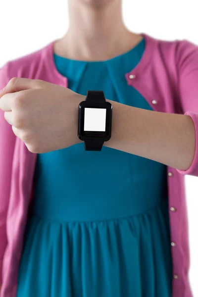 Adolescente mostrando seu smartwatch — Fotografia de Stock