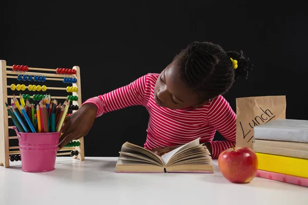 Školačka pomocí abacus — Stock fotografie