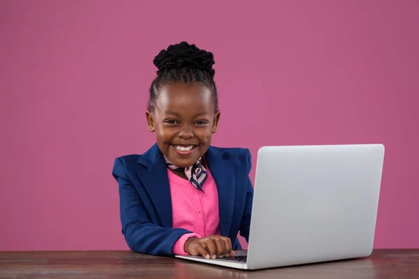 Glad affärskvinna med laptop — Stockfoto