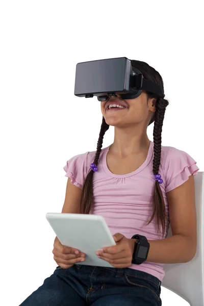 Menina usando fone de ouvido realidade virtual e tablet — Fotografia de Stock