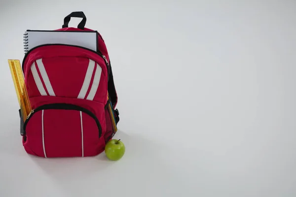 Çantanı çeşitli malzemeleri ve elma ile — Stok fotoğraf