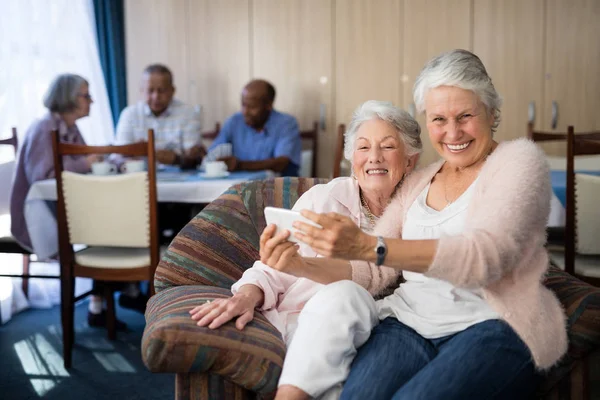 Senior vrouw selfie met vriend — Stockfoto