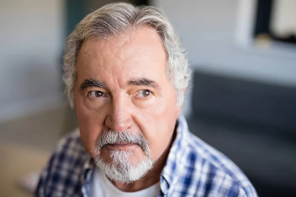 Uomo anziano premuroso distogliendo lo sguardo — Foto Stock