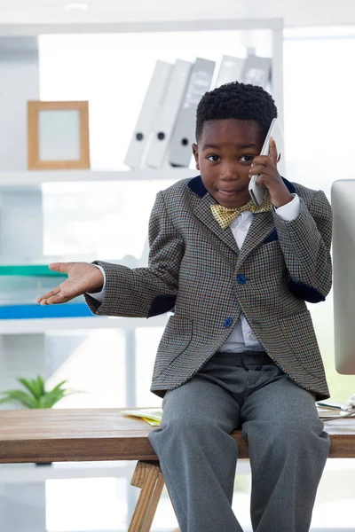 Garçon imitant comme homme d'affaires gestuelle — Photo