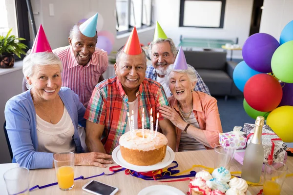 Amigos mayores celebrando cumpleaños —  Fotos de Stock