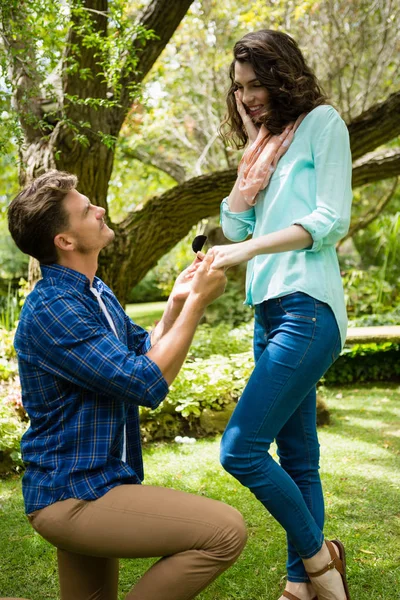 Uomo proponendo donna donando anello — Foto Stock