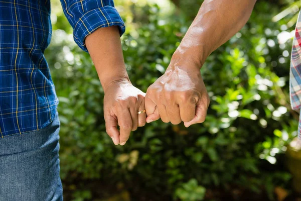 Sénior casal segurando as mãos — Fotografia de Stock