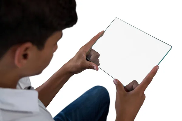 Хлопчик-підліток використовує скляний цифровий планшет — стокове фото