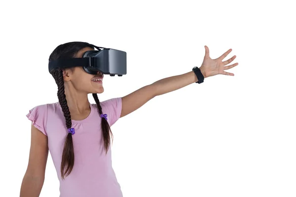 Menina adolescente usando fone de ouvido realidade virtual — Fotografia de Stock