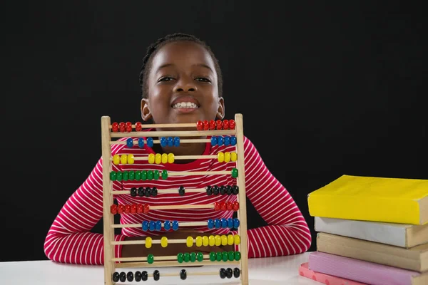 Roztomilá dívka s abacus černém pozadí — Stock fotografie