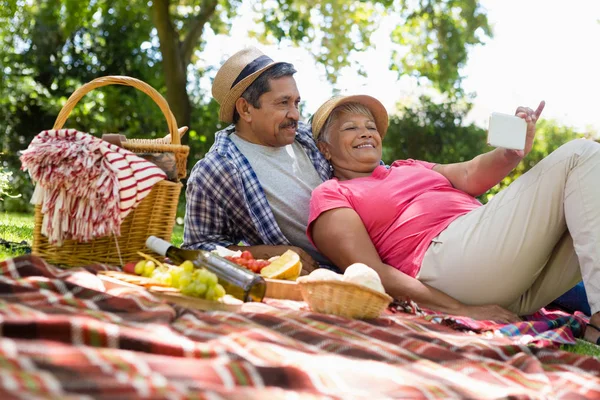 Casal Sênior Relaxante no Jardim — Fotografia de Stock