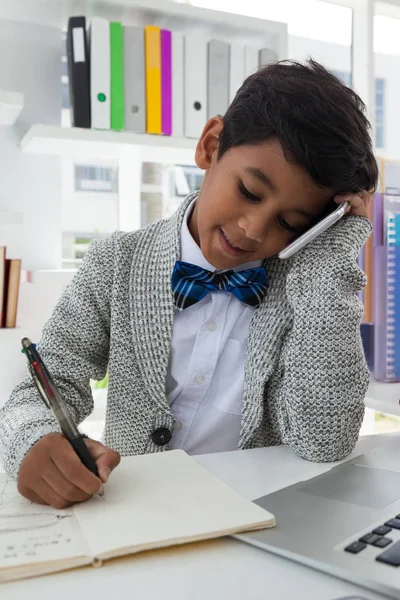 Hombre de negocios escribiendo en libro —  Fotos de Stock