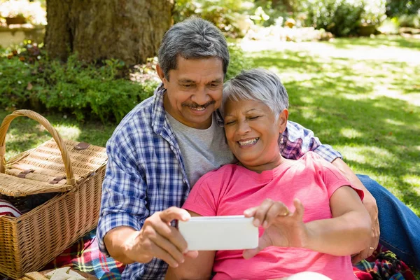 Pareja mayor tomando una selfie — Foto de Stock