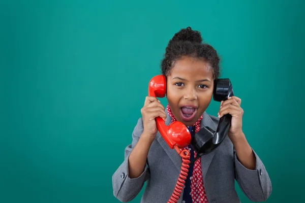 Sorpreso donna d'affari parlando telefoni di linea fissa — Foto Stock
