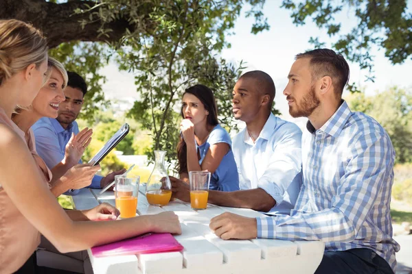 Amigos interactuando entre sí — Foto de Stock