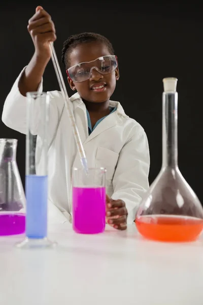 Schoolgirl doing a chemical experiment — Stock Photo, Image