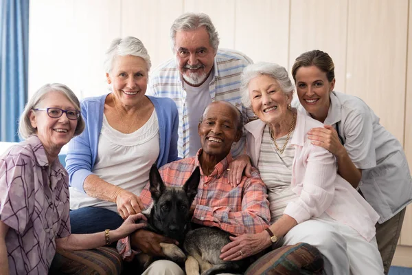 Médico e amigos seniores com cão — Fotografia de Stock