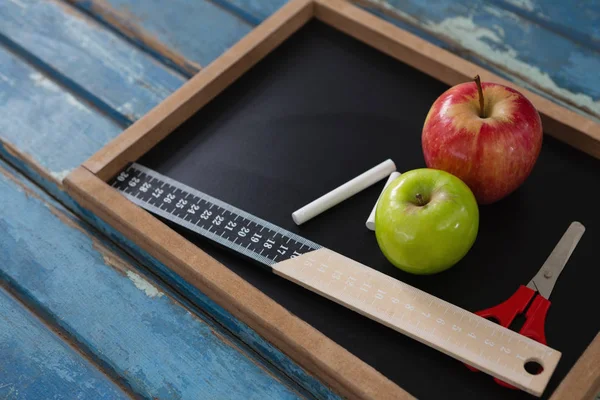 Okul gereçleri ve ahşap masa kayrak — Stok fotoğraf