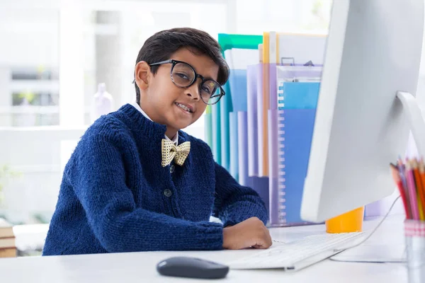 Hombre de negocios sonriente sentado en el escritorio — Foto de Stock