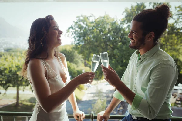 Couple toasting champagne verres — Photo