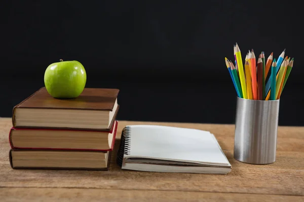 Kitap yığını renkli kalemler ile elma — Stok fotoğraf