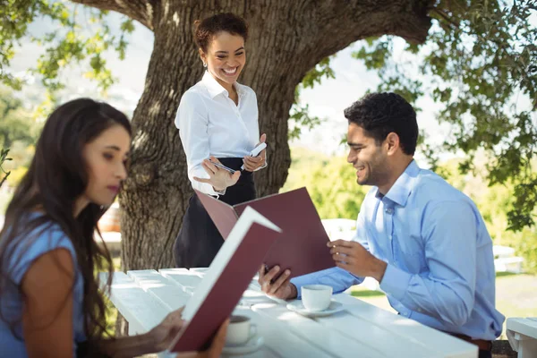 Orden de escritura de camarera en el bloc de notas — Foto de Stock