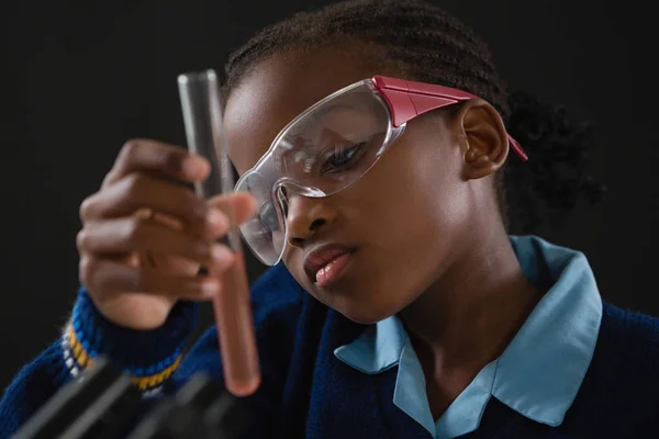 Colegiala haciendo experimento químico — Foto de Stock