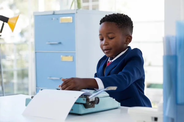 Boy imitující jako podnikatel pomocí psací stroj — Stock fotografie