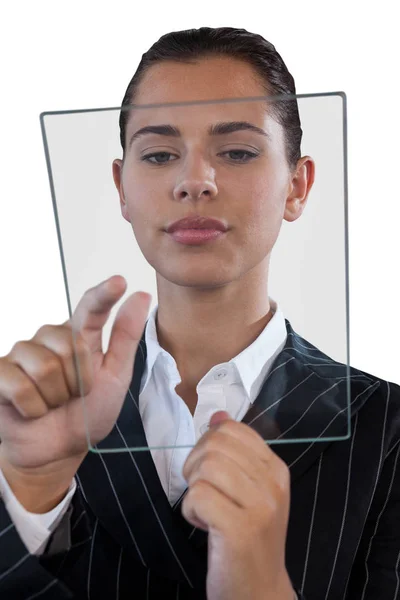Mujer de negocios utilizando interfaz de vidrio —  Fotos de Stock