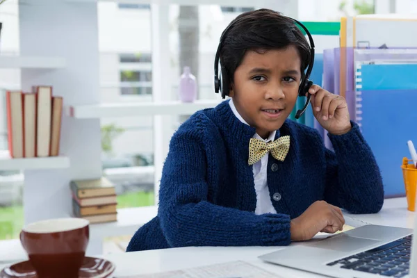 Zakenman op zoek weg tijdens het gebruik van de hoofdtelefoon — Stockfoto