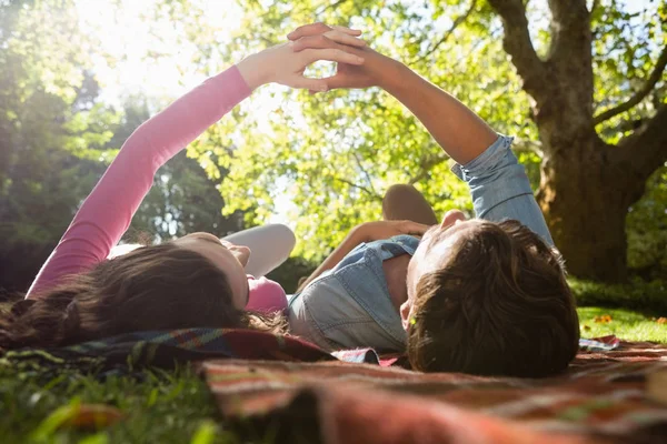 Romantische paar liggend op picknick deken in het park — Stockfoto