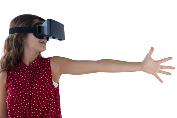 Menina adolescente usando fone de ouvido realidade virtual — Fotografia de Stock